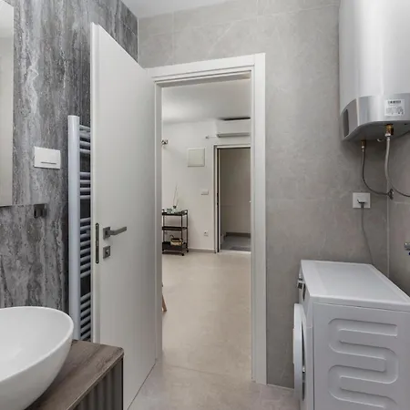 Grey, Green I White Malinska