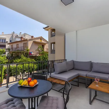 Apartment Grey, Green I White Malinska