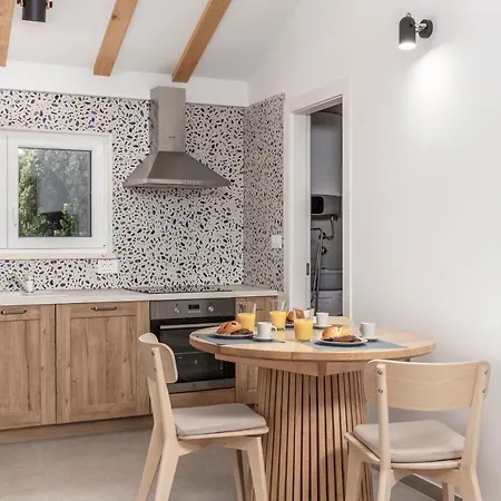 Grey, Green I White Malinska