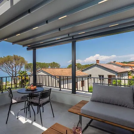 Grey, Green I White Malinska