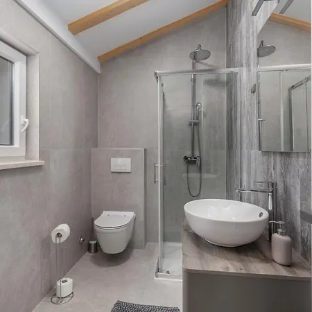 Grey, Green I White Apartment Malinska