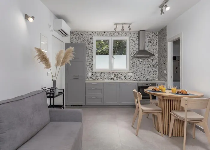 Grey, Green I White Appartement *