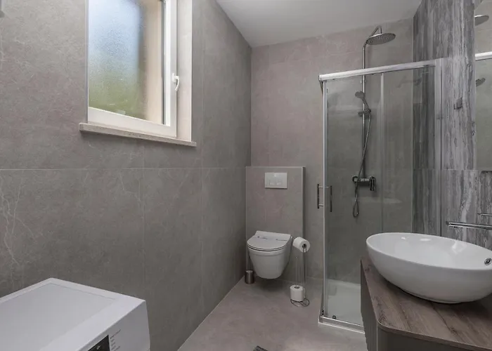 Grey, Green I White Appartement