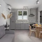 Grey, Green I White شقة *