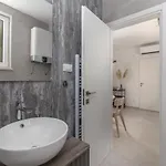 شقة Grey, Green I White مالينسكا
