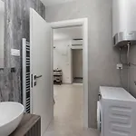 Grey, Green I White مالينسكا