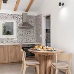 Grey, Green I White مالينسكا
