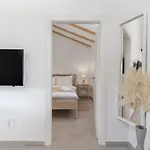 Grey, Green I White شقة