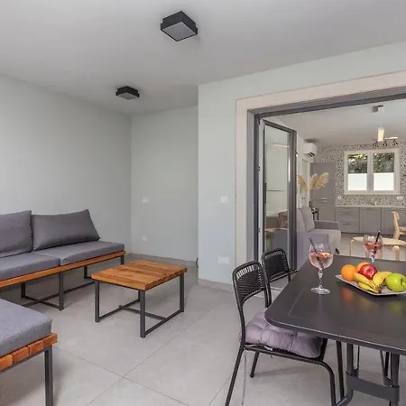 Apartamento Grey, Green I White Malinska